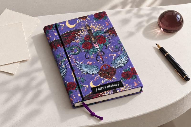 Couvre-livre de poche présenté sur une table