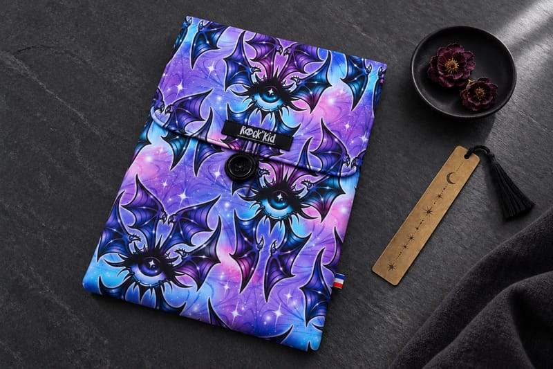 Pochette grand format fermée présentée sur une table