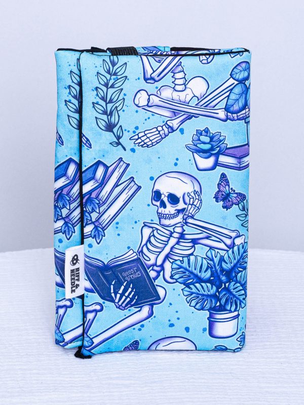 Couvre-livre de poche — Squelettes lecteurs – bleu