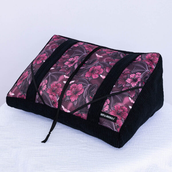 Coussin de lecture prêt à expédier — Chauve-souris et fleurs
