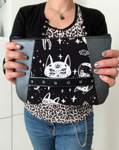 Pochette à porter à la main motif chats ésotériques. Cousue main en France
