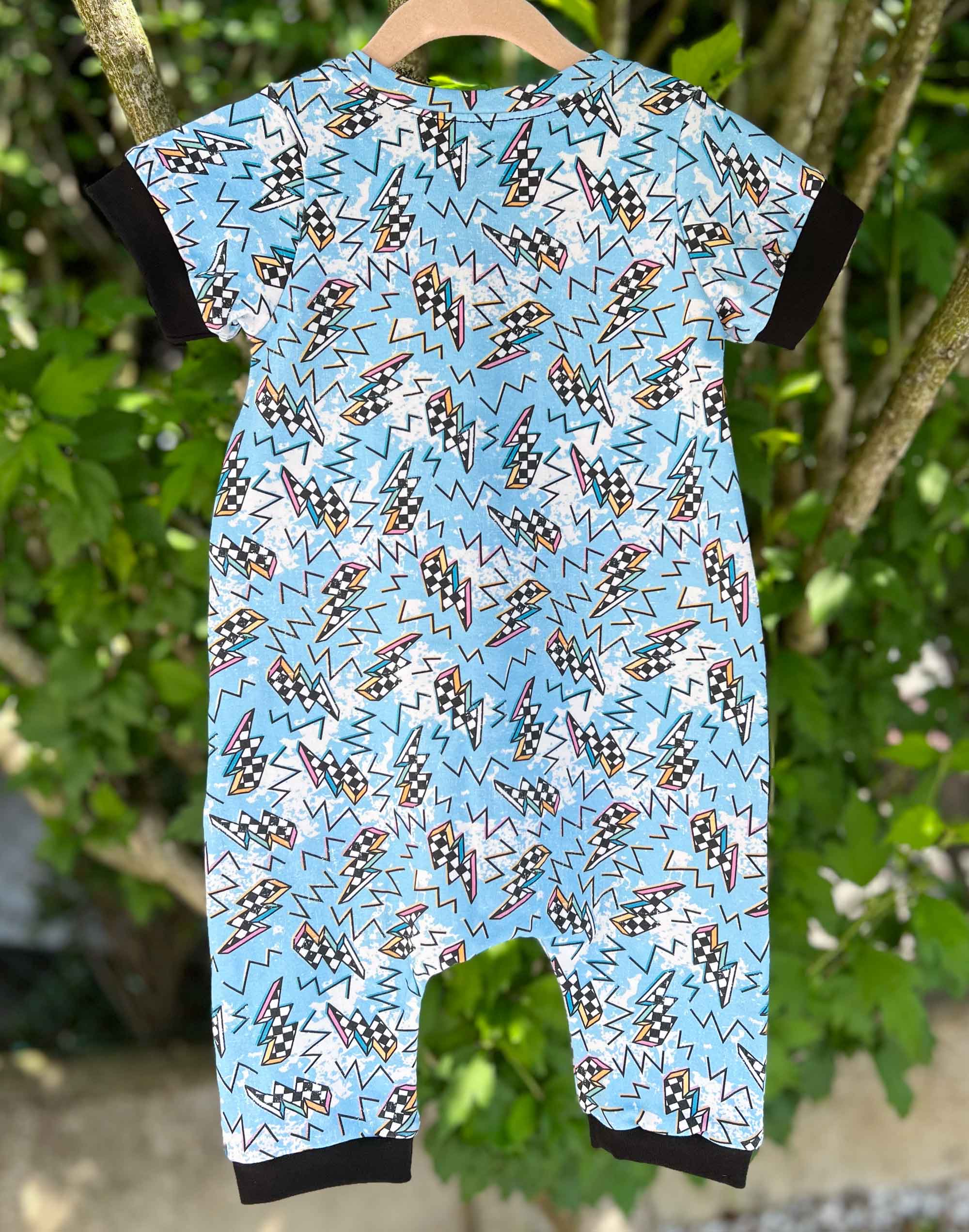 Combinaison pour bébé en jersey manches courtes motif éclairs, look skater, cousu main en France