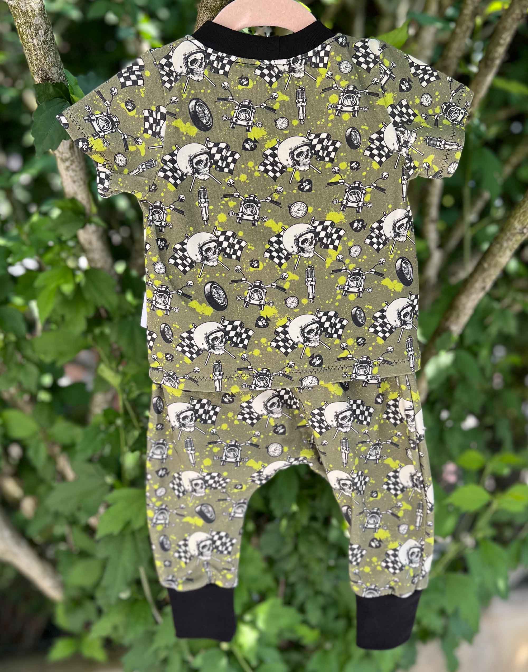 T-shirt biker pour bébé, jersey kaki, cousu main en France.