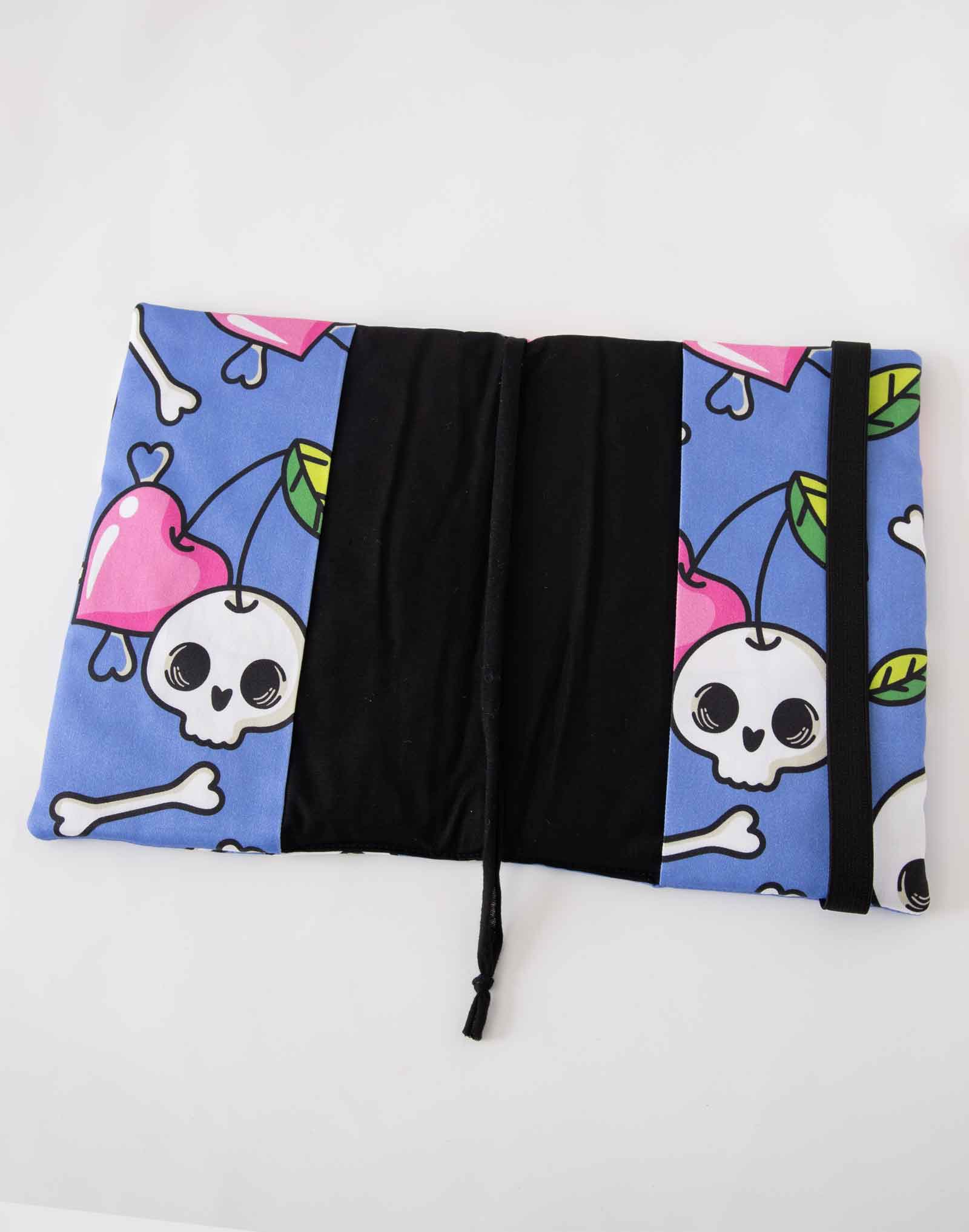 Protège carnet de santé motif skull et cerises bleue, cousu main en France