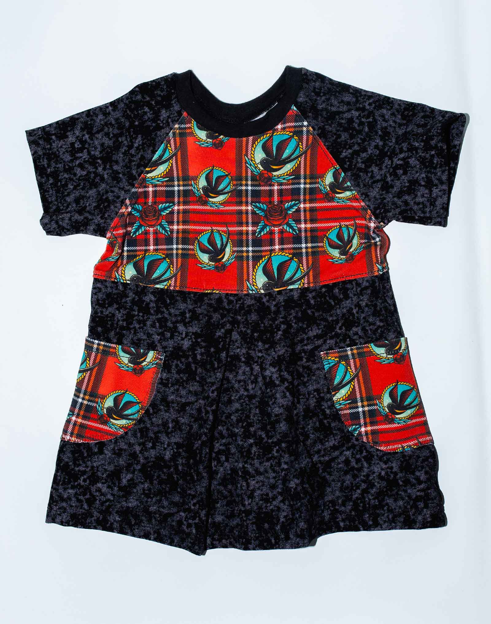 Robe cousue main de forme trapèze. Taille 2 ans, motif tartan hirondelles.