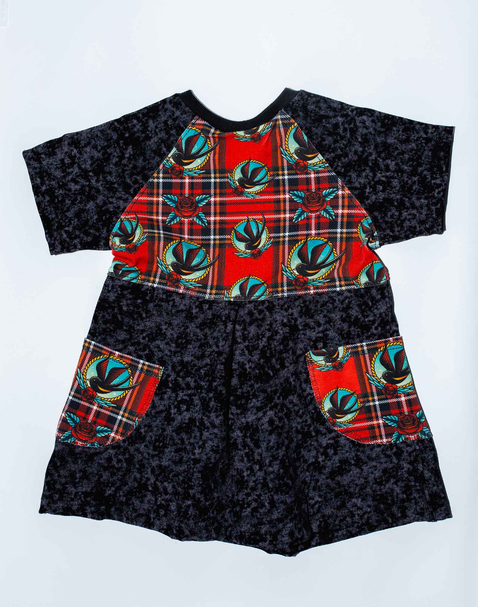 Robe cousue main de forme trapèze. Taille 2 ans, motif tartan hirondelles.