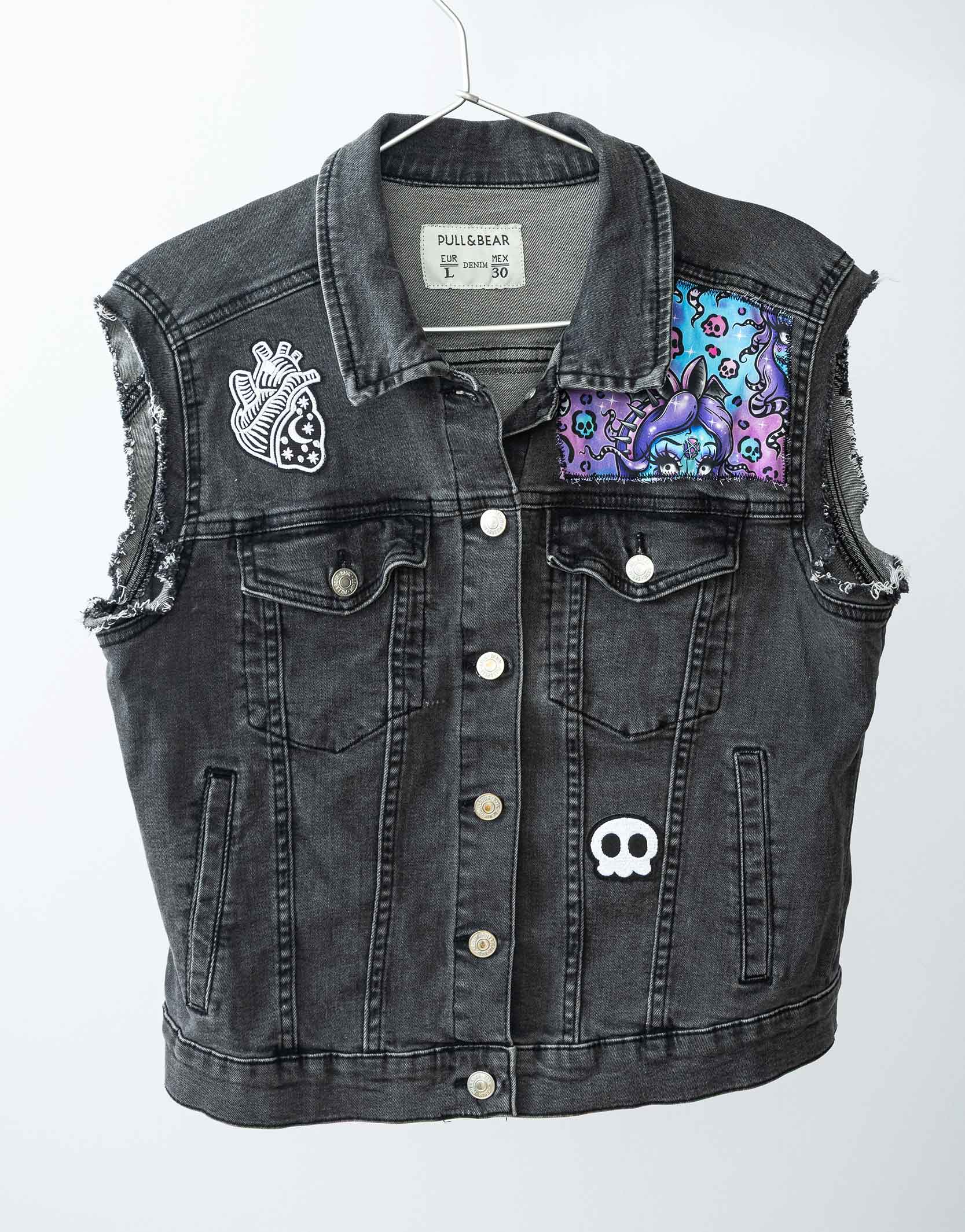 Veste en jean customisée de style rock, avec des tissus exclusifs imprimés à la demande. Création française.