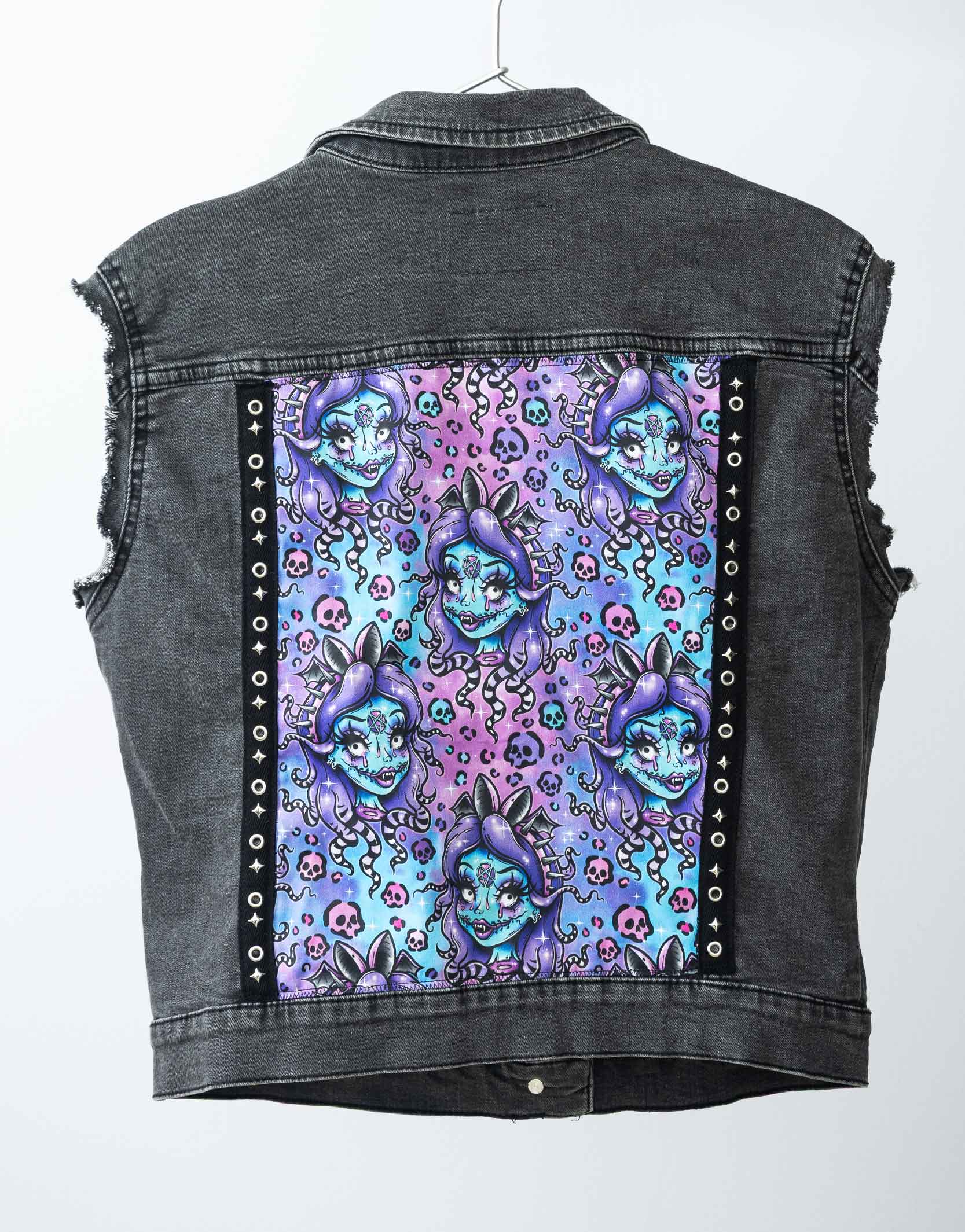 Veste en jean customisée de style rock, avec des tissus exclusifs imprimés à la demande. Création française.