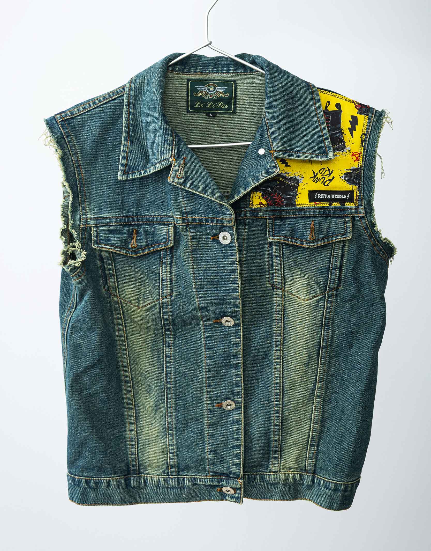 Veste en jean customisée de style rock, avec des tissus exclusifs imprimés à la demande. Création française.