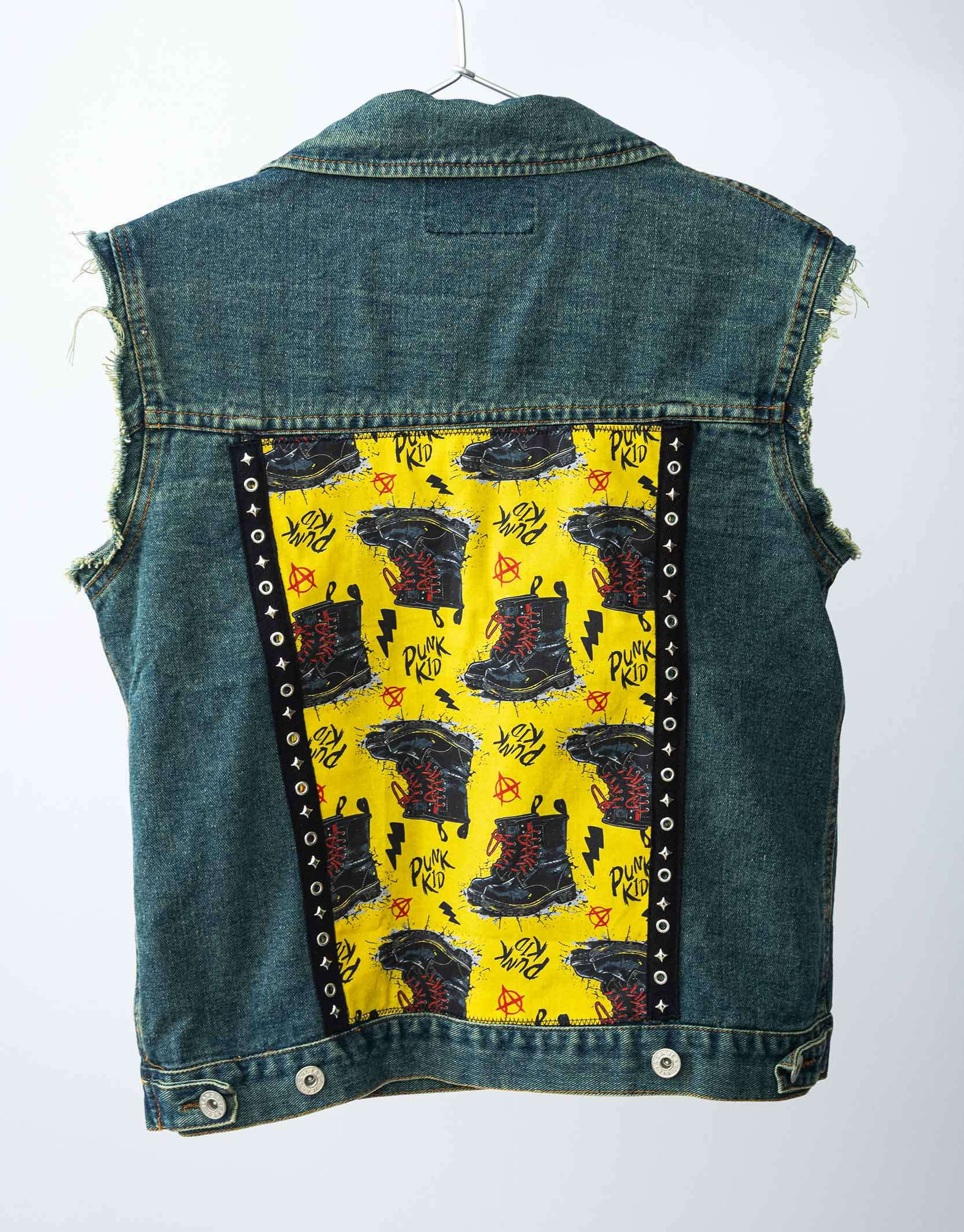 Veste en jean customisée de style rock, avec des tissus exclusifs imprimés à la demande. Création française.