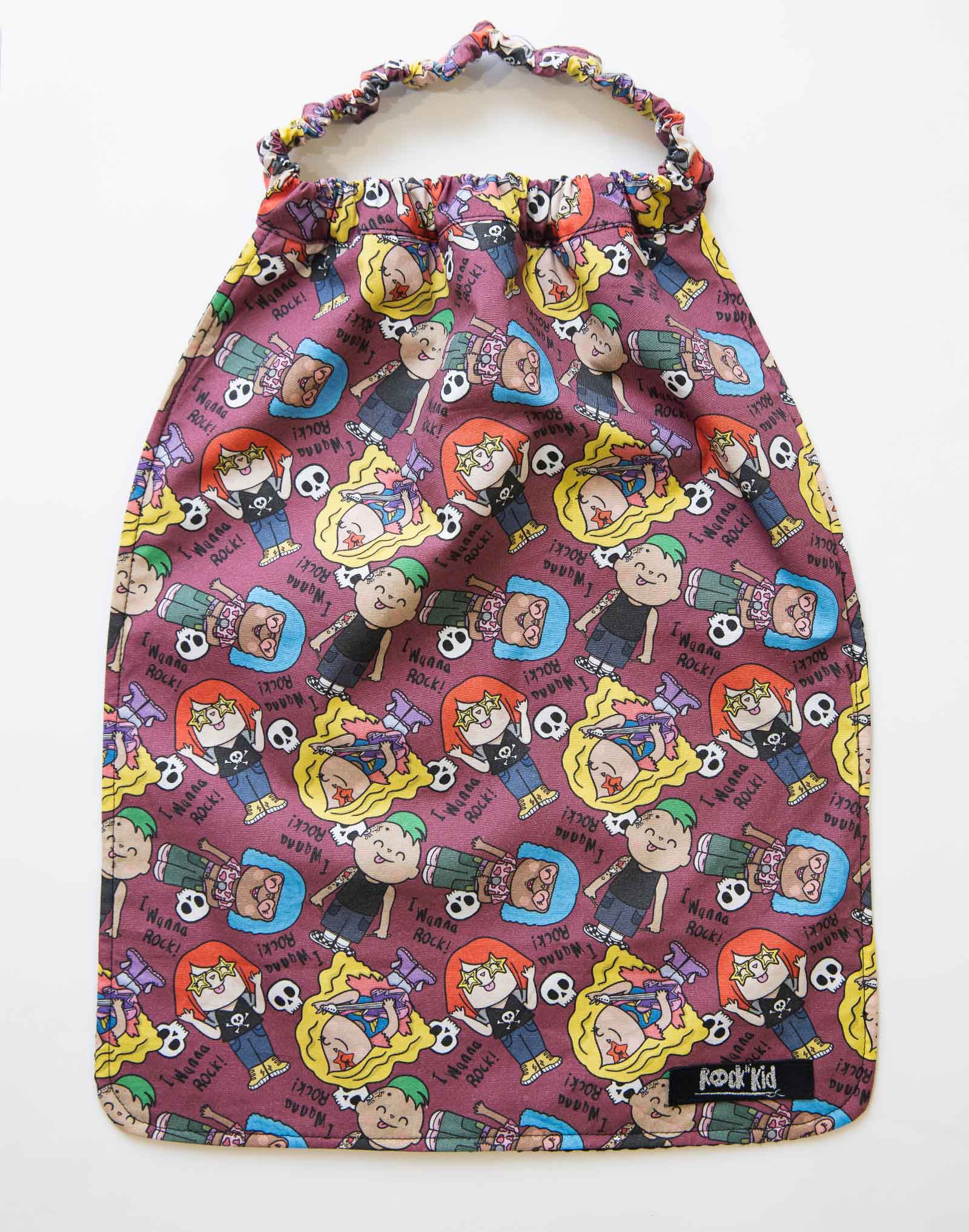 Serviette de table pour enfant avec élastique autour du cou. Cousue main artisanalement en France dans un tissu au design exclusif imprimé à la demande.