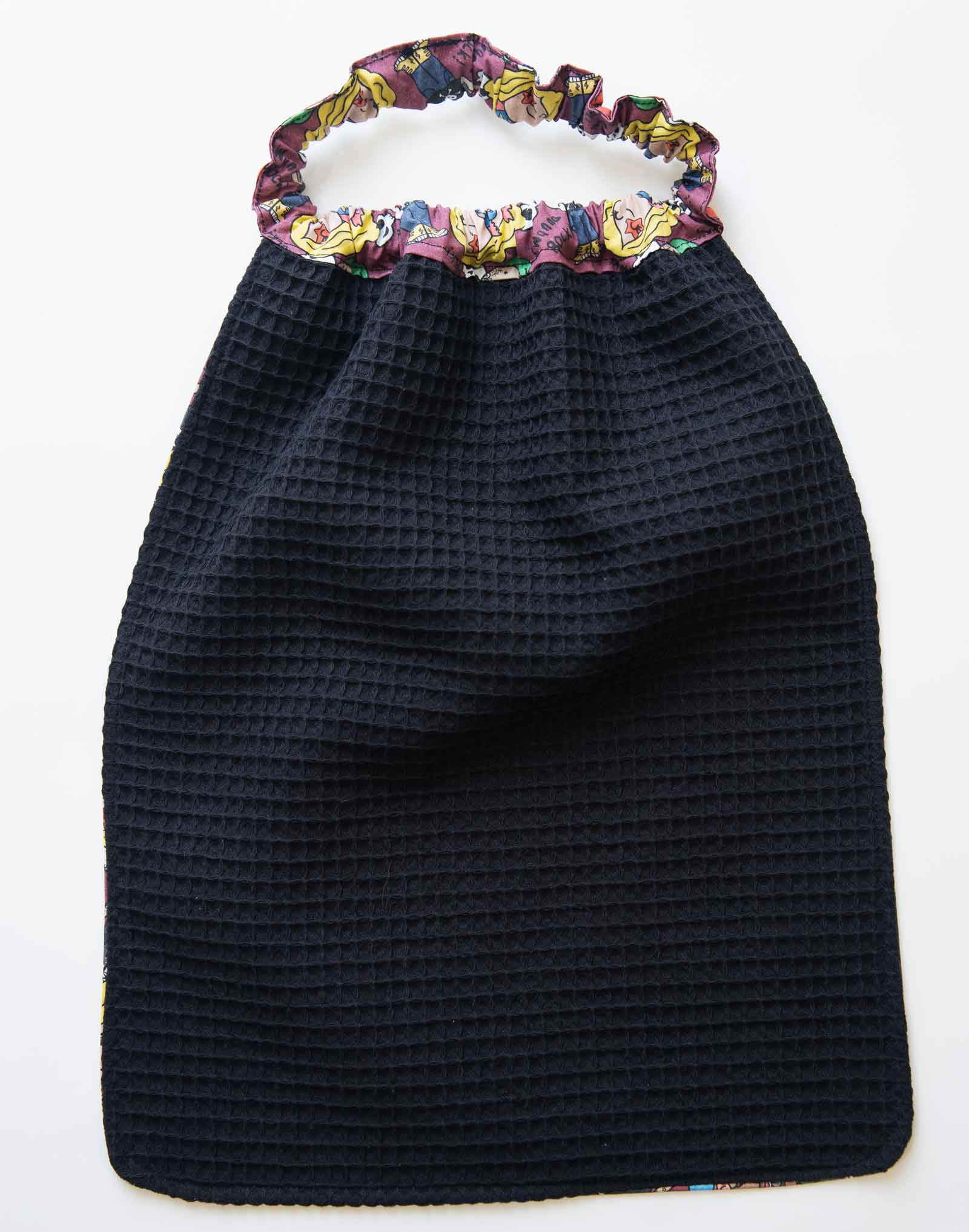 Serviette de table pour enfant avec élastique autour du cou. Cousue main artisanalement en France dans un tissu au design exclusif imprimé à la demande.