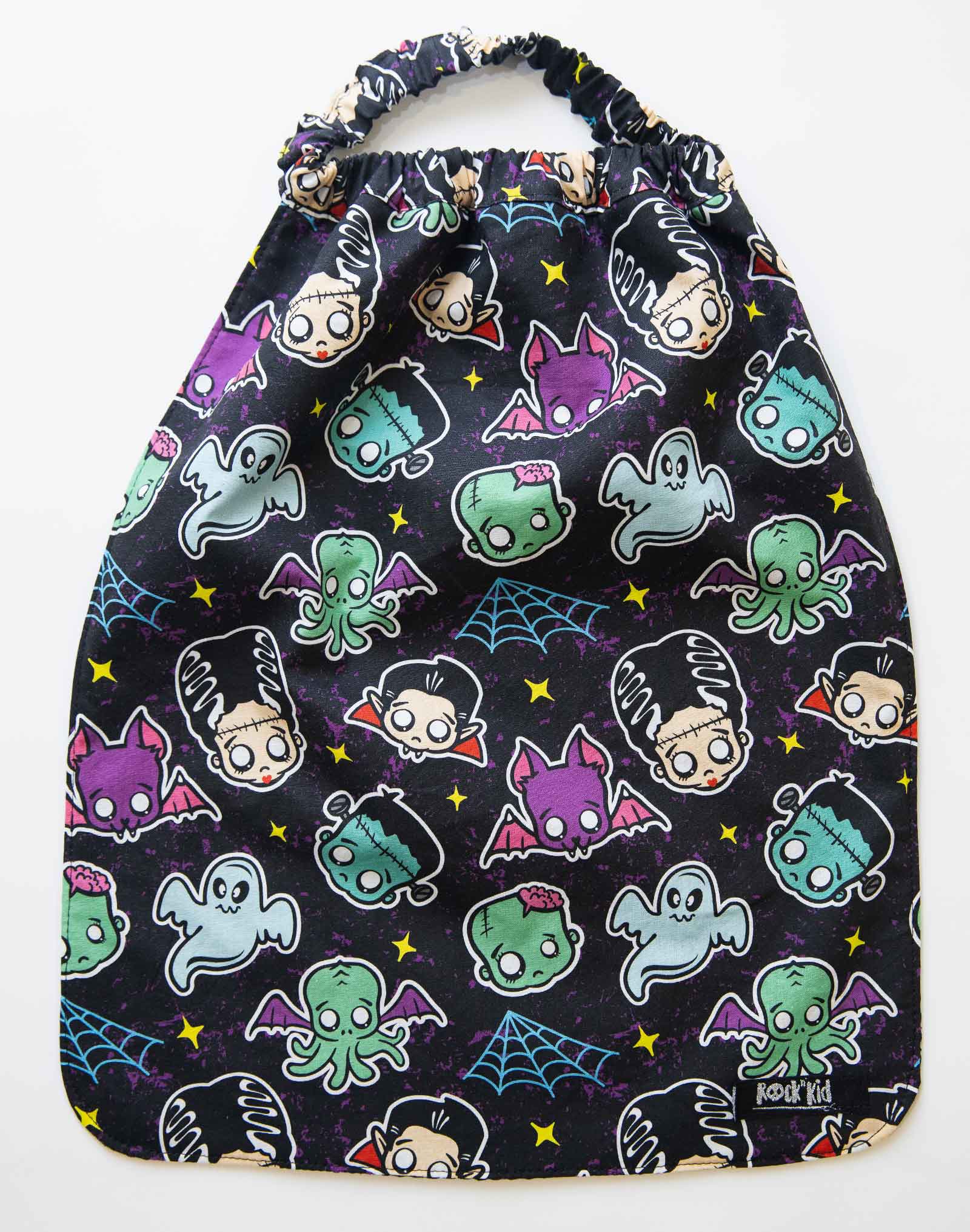 Serviette de table pour enfant avec élastique autour du cou. Cousue main artisanalement en France dans un tissu au design exclusif imprimé à la demande.
