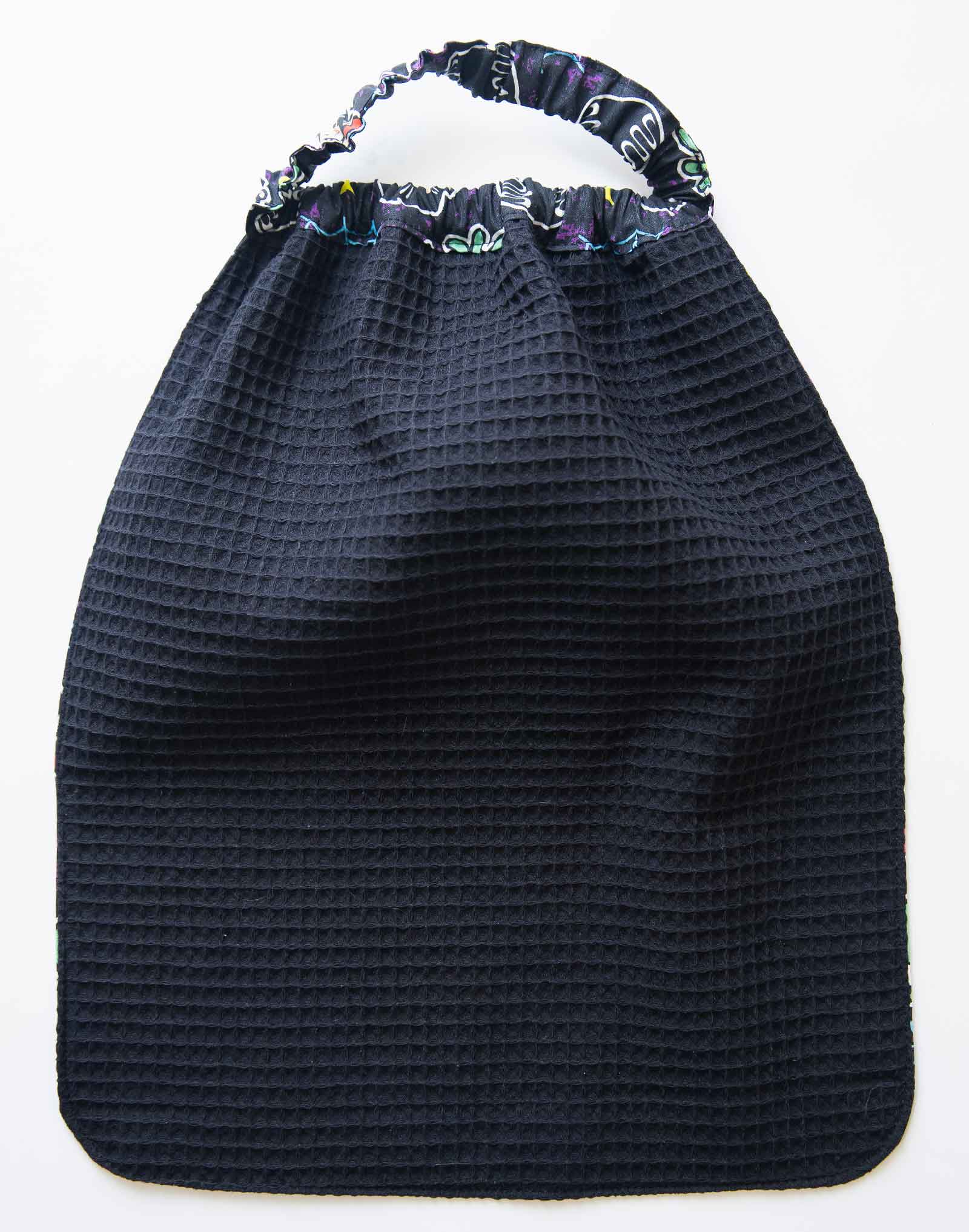 Serviette de table pour enfant avec élastique autour du cou. Cousue main artisanalement en France dans un tissu au design exclusif imprimé à la demande.