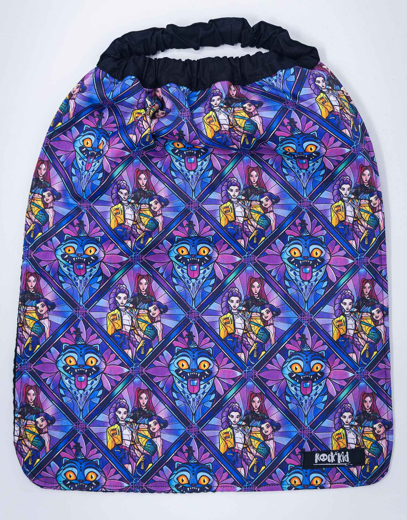 Serviette de cantine pour enfant cousue main, avec élastique autour du cou pour enfilage facile.