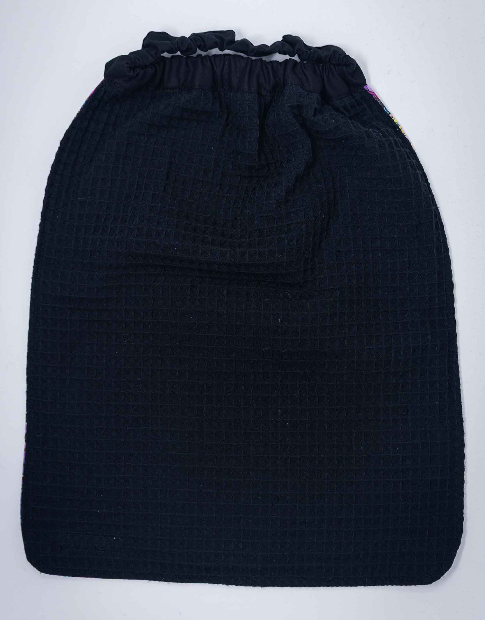 Serviette de cantine pour enfant cousue main, avec élastique autour du cou pour enfilage facile.