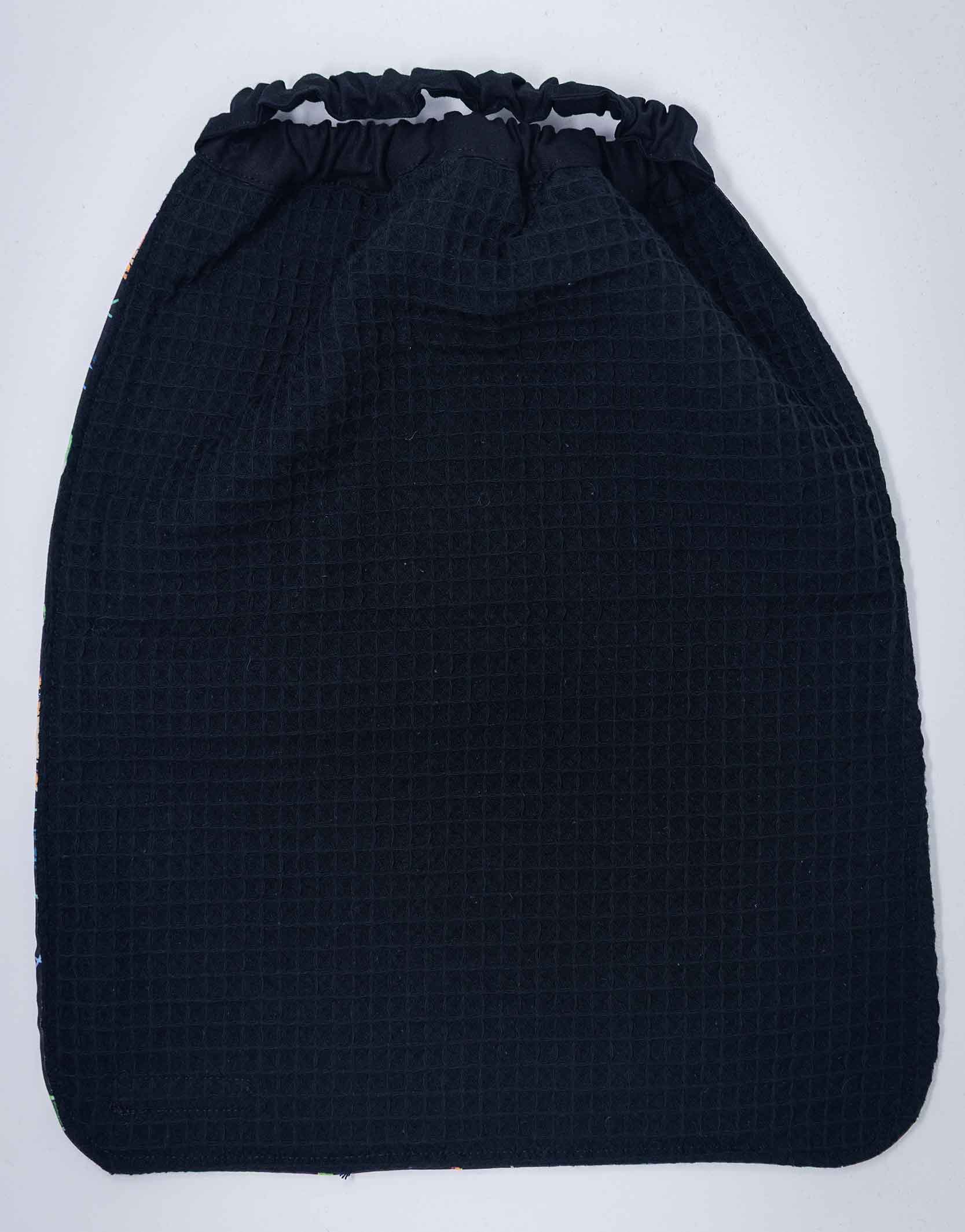 Serviette de cantine pour enfant cousue main, avec élastique autour du cou pour enfilage facile.